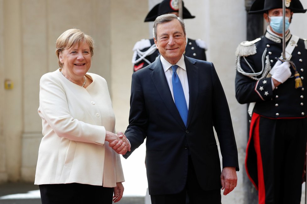 Italský premiér Mario Draghi. Na snímku s bývalou německou kancléřkou Angelou Merkelovou.