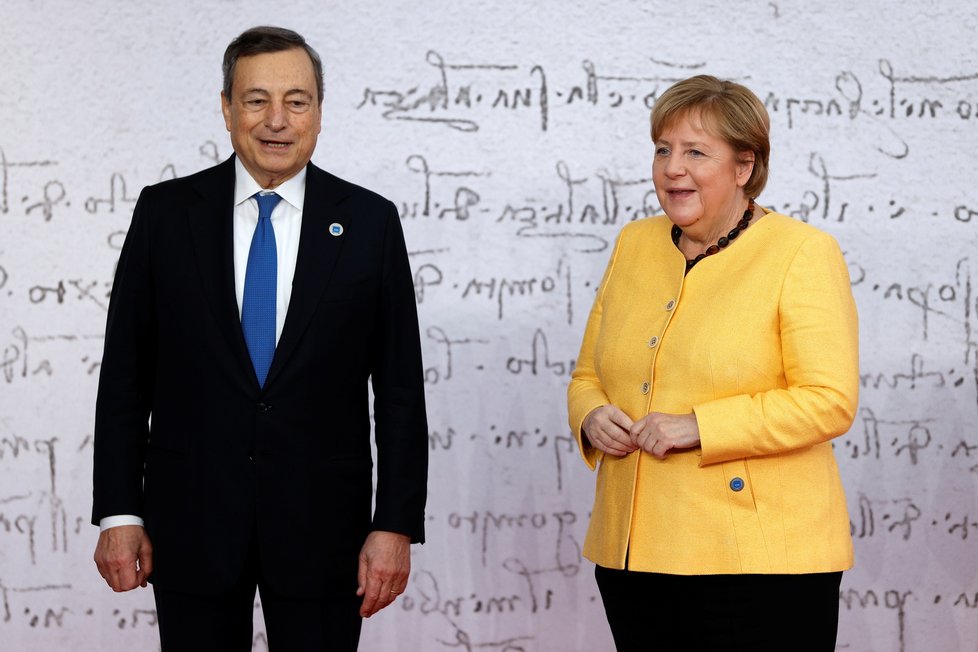 Italský premiér Mario Draghi. Na snímku s bývalou německou kancléřkou Angelou Merkelovou.