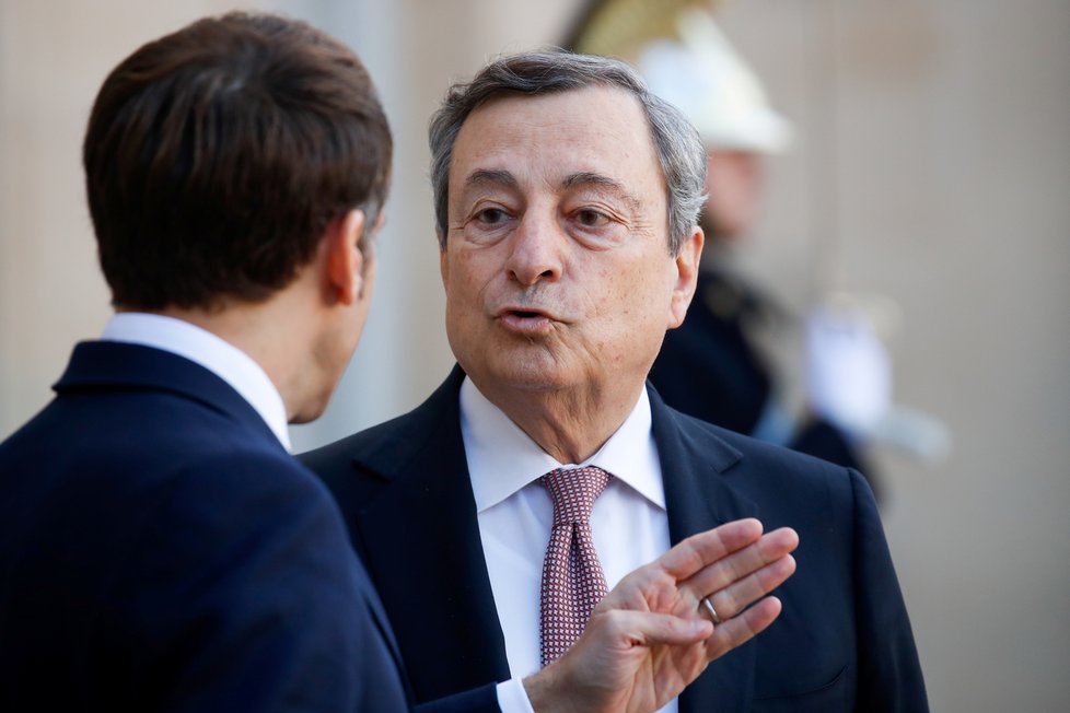 Italský premiér Mario Draghi. Na snímku s francouzským prezidentem Emmanuelem Macronem.