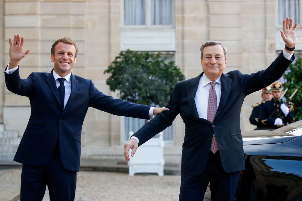 Italský premiér Mario Draghi. Na snímku s francouzským prezidentem Emmanuelem Macronem.