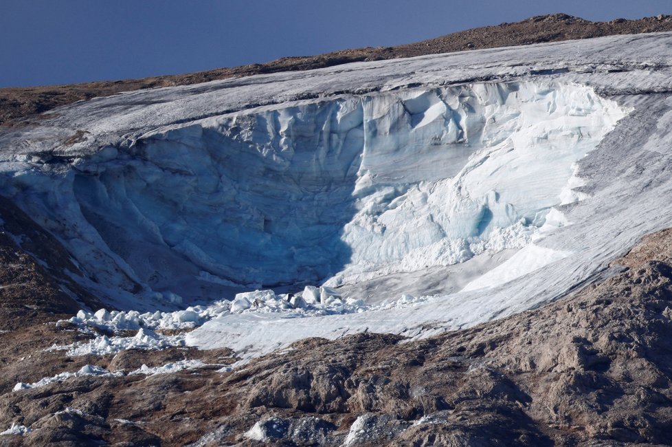 Z italského masivu Marmolada se utrhla ledovcová lavina.