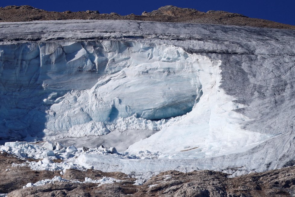 Z italského masivu Marmolada se utrhla ledovcová lavina.