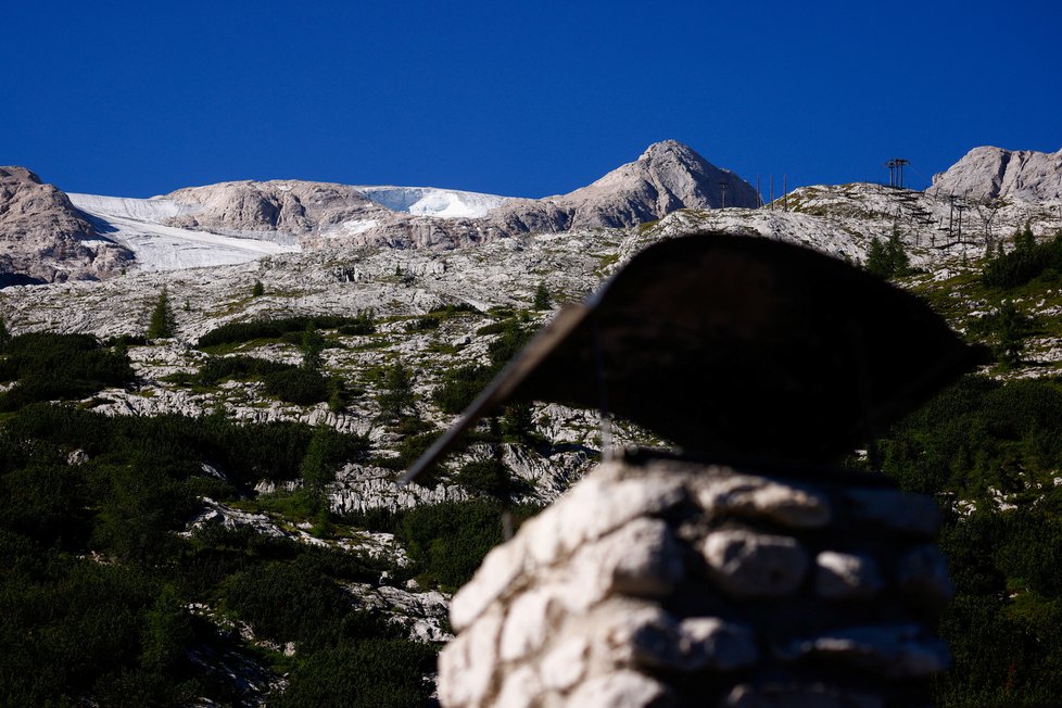 Pád ledovce na vrcholu hory Marmolada v italských Alpách