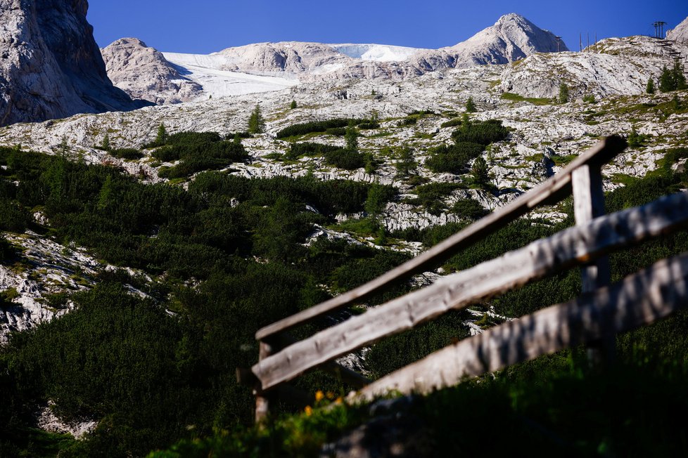 Pád ledovce na vrcholu hory Marmolada v italských Alpách