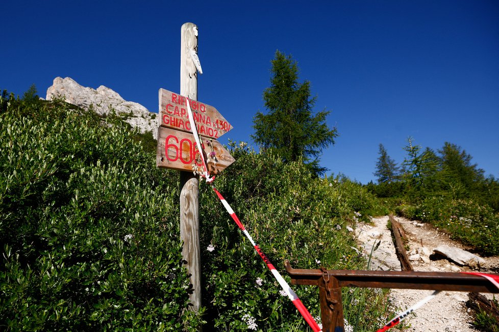 Pád ledovce na vrcholu hory Marmolada v italských Alpách