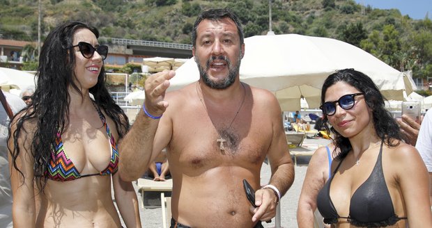 Bránil lodím migrantů, ve vládě nacionalista Salvini končí. V Itálii se rodí nová koalice