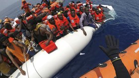 Migranti připlouvající k evropským břehům.