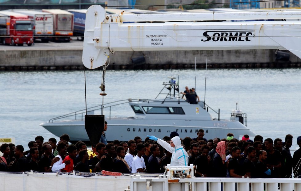 Itálie přestane přispívat do unijní kasy, pokud se EU do pátku nepřičiní o to, aby se migranti z lodi Diciotti přerozdělili.
