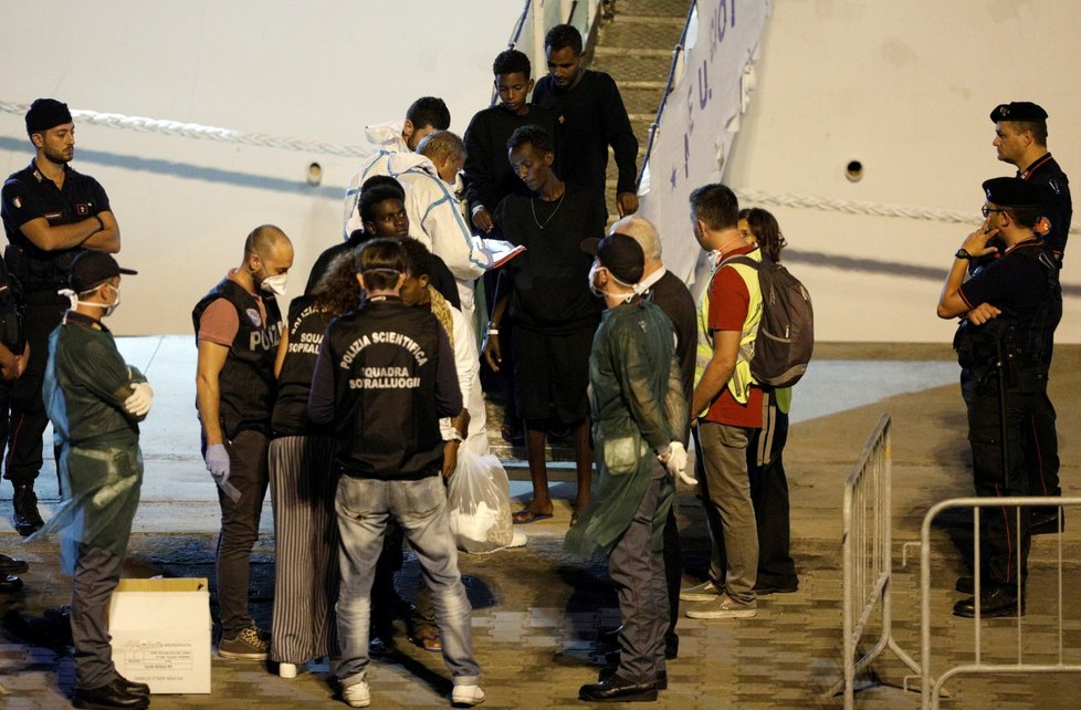 Řecká policie zadržela přes sedm desítek migrantů, kteří se snažili dostat do střední Evropy, a to buď pozemní cestou, nebo letecky. Cizinci zadržení v okolí letiště v Soluni na severu země měli padělané pasy. (Ilustrační foto)