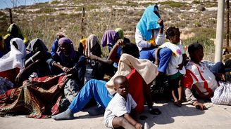Adéla Knapová: Prokletý ostrov. Na Berlusconiho oblíbenou Lampedusu zase připlouvají desetitisíce migrantů 
