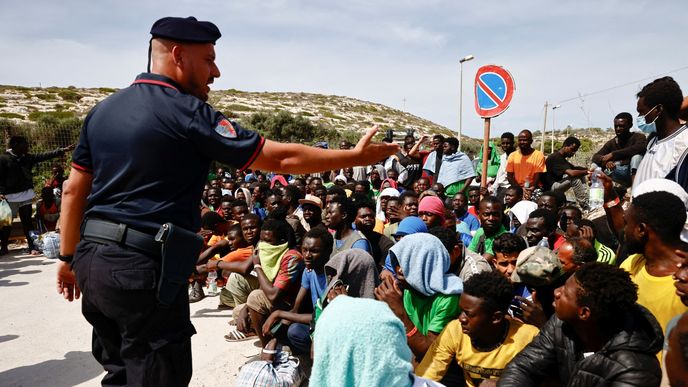 EU se z bývalých migračních krizí nepoučila, vnější hranice jsou pořád stejně propustné     