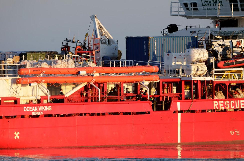 Itálie povolila vylodění 180 migrantů z lodi Ocean Viking.
