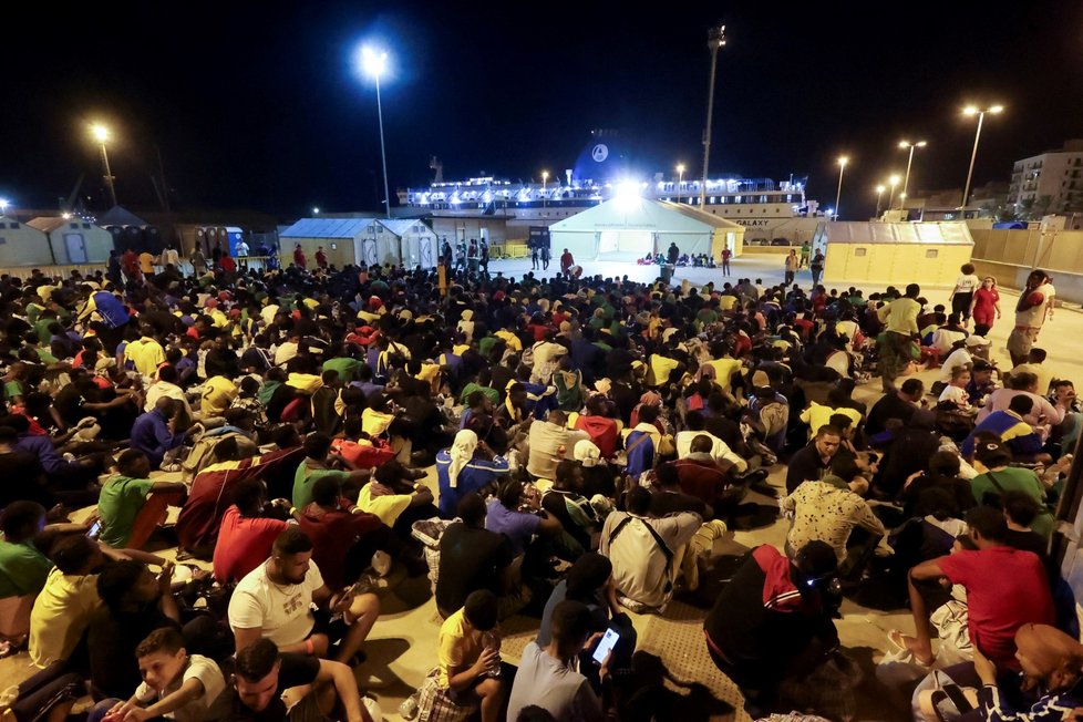 Migranti v sicilském přístavu Porto Empedocle.