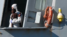 Do přístavu v Janově na severu Itálie dnes dorazila hlídková loď italského námořnictva, která ve čtvrtek ve Středozemním moři vzala na palubu stovku migrantů.  (2.6.2019)