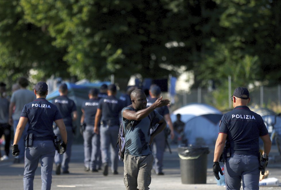 Žadatelé o azyl, uprchlíci, kterým byl azyl v nějaké podobě přiznán, i ti migranti, kterým nárok na azyl přiznán nebyl, kteří se ale mohou po určitou dobu zdržovat na území Německa. Takových lidí bylo podle statistiků v Německu na konci loňského roku 1,7 milionu.