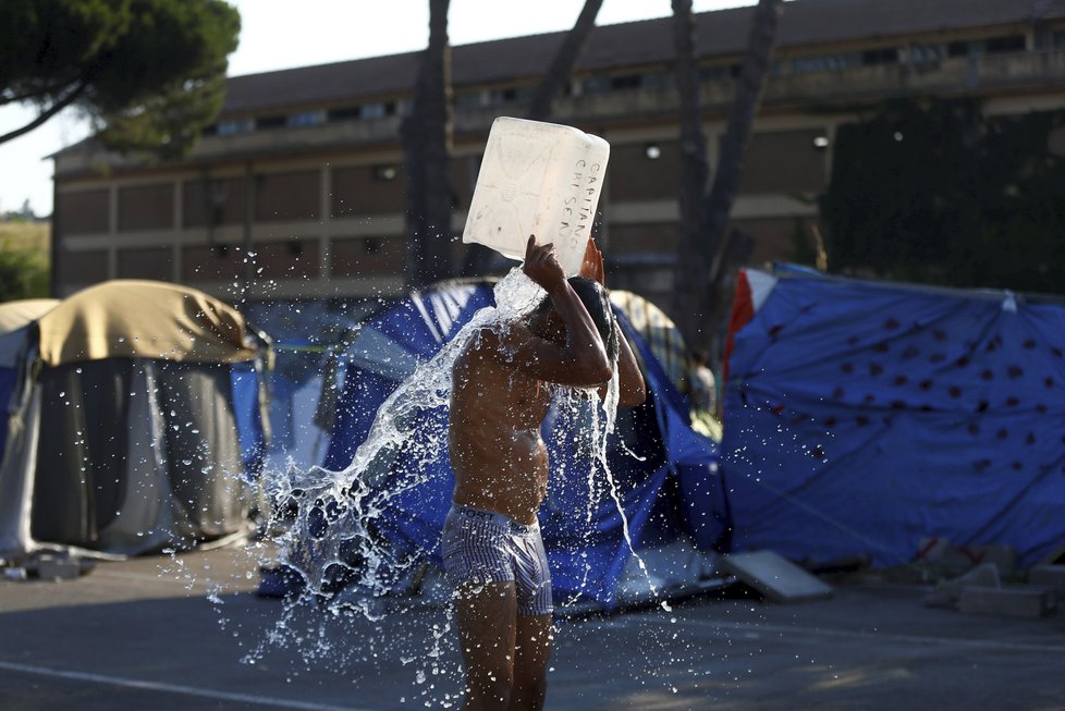 Italský kemp pro migranty v Římě