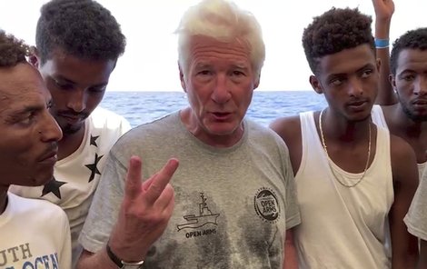 Americký herec Richard Gere kritizoval Itálii kvůli jejímu postoji k migrantům.