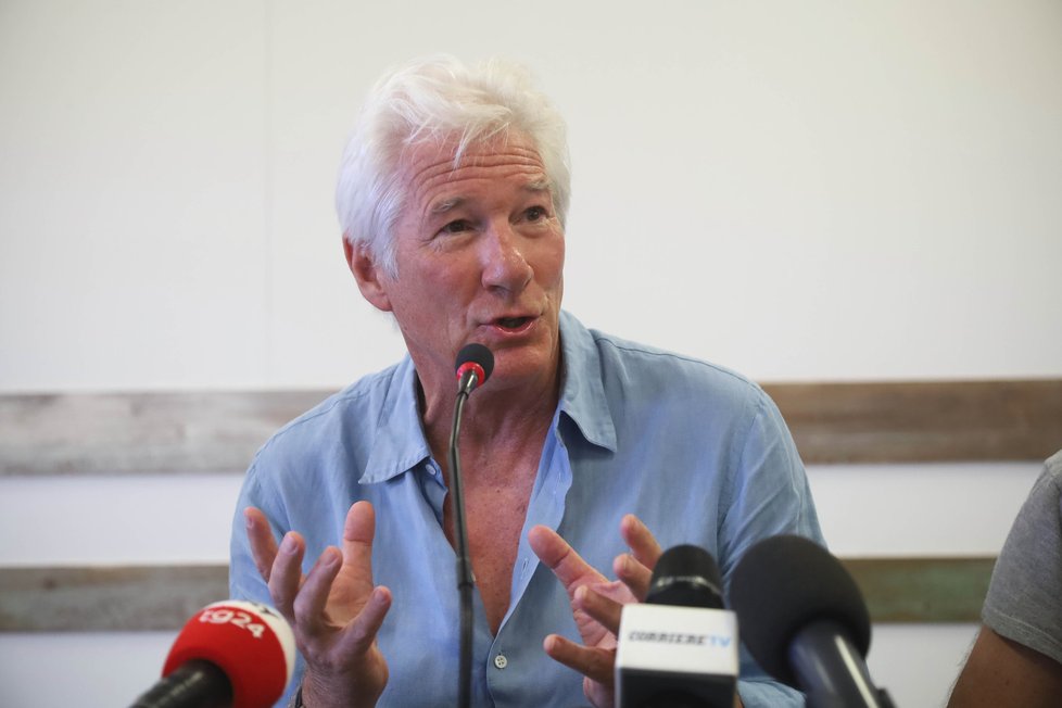 Americký herec Richard Gere kritizoval Itálii kvůli jejímu postoji k migrantům.