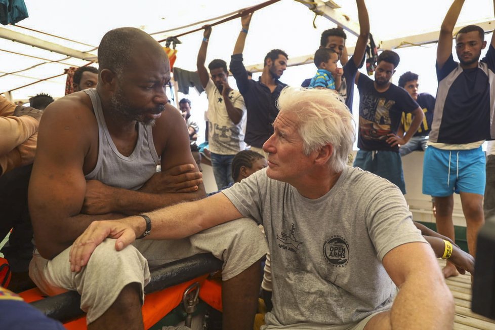 Americký herec Richard Gere kritizoval Itálii kvůli jejímu postoji k migrantům.