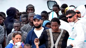 Migranti, které do Katánie přivezla loď Diciotti, byli z moře zachráněni během sedmi pátracích akcí u libyjského pobřeží. Vedle zachráněných přepravila pobřežní stráž do přístavu i dva utonulé(13. 6. 2018).