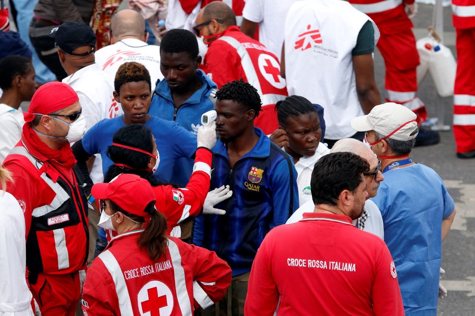 Loď italské pobřežní stráže dnes vyložila 932 migrantů na Sicílii. Řím podle AP přijímá italské lodě, ale odmítá plavidla nevládních organizací (13. 6. 2018).