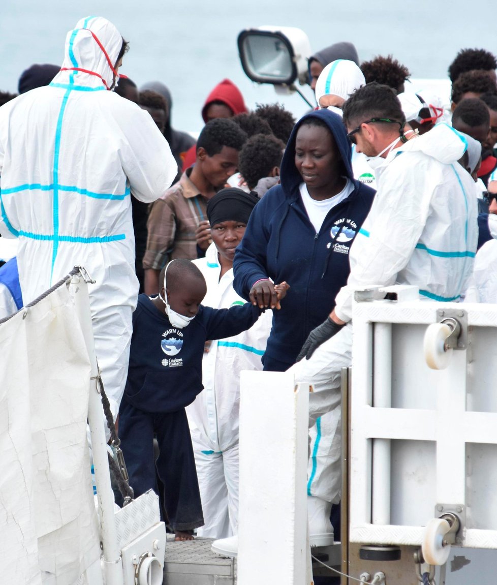 Migranti, které do Katánie přivezla loď Diciotti, byli z moře zachráněni během sedmi pátracích akcí u libyjského pobřeží. Vedle zachráněných přepravila pobřežní stráž do přístavu i dva utonulé(13. 6. 2018).