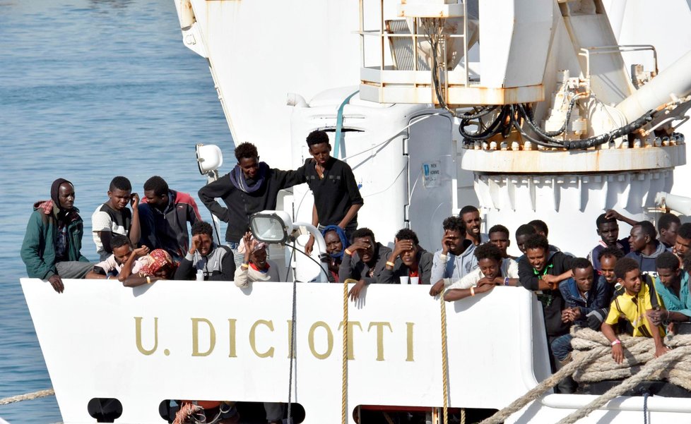 Loď italské pobřežní stráže dnes vyložila 932 migrantů na Sicílii. Řím podle AP přijímá italské lodě, ale odmítá plavidla nevládních organizací (13.6.2018).