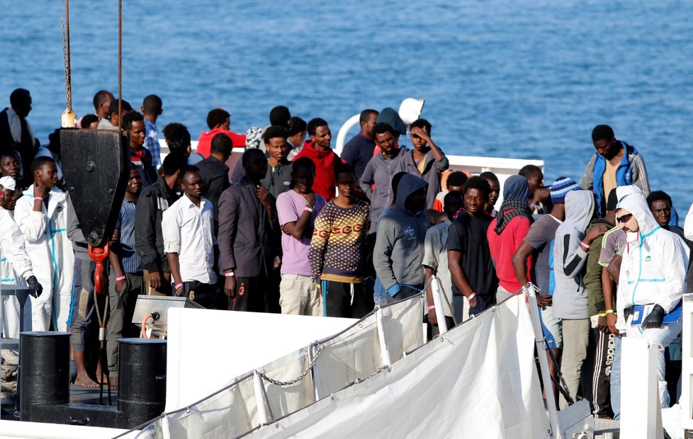 Migranti, které do Katánie přivezla loď Diciotti, byli z moře zachráněni během sedmi pátracích akcí u libyjského pobřeží. Vedle zachráněných přepravila pobřežní stráž do přístavu i dva utonulé(13. 6. 2018).