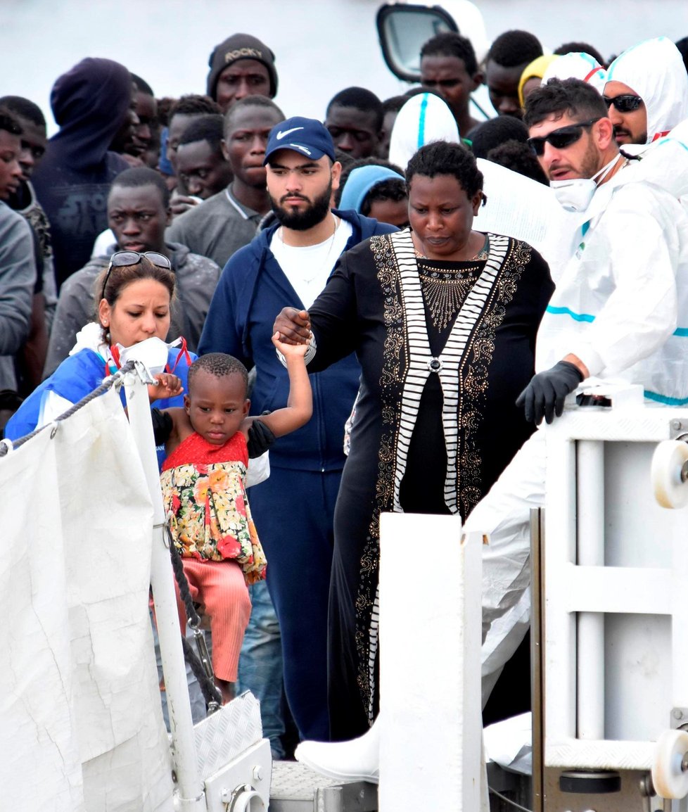 Migranti, které do Katánie přivezla loď Diciotti, byli z moře zachráněni během sedmi pátracích akcí u libyjského pobřeží. Vedle zachráněných přepravila pobřežní stráž do přístavu i dva utonulé(13. 6. 2018).