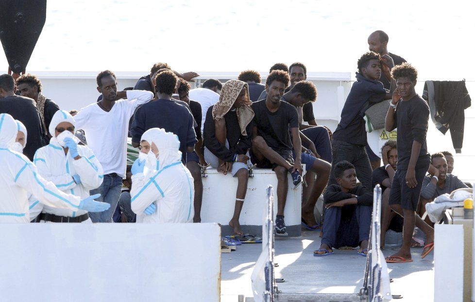 Migranti z lodi Diciotti.