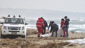 U břehů Itálie ztroskotala loď s migranty, zemřelo šest desítek lidí (26.2.2023)