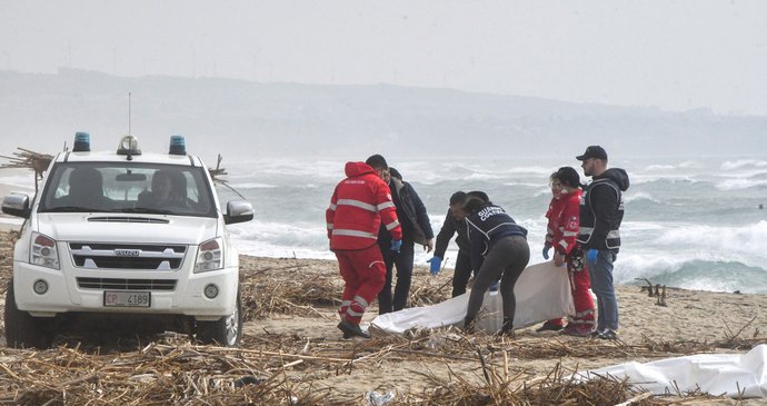 In Italia muoiono 62 migranti, tra cui due dozzine di bambini: grande tragedia, dice il ministro