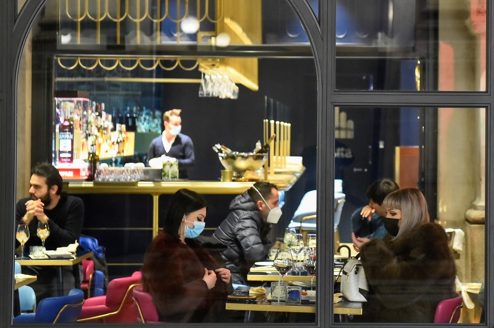 Italové se mohli vrátit do restaurací a barů, sedět smí jen venku. Na snímku jsou hosté restaurací v Miláně (6. 2. 2021)