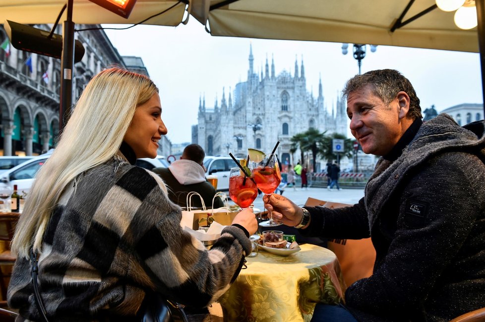 Italové se mohli vrátit do restaurací a barů, sedět smí jen venku. Na snímku jsou hosté restaurací v Miláně (6. 2. 2021)
