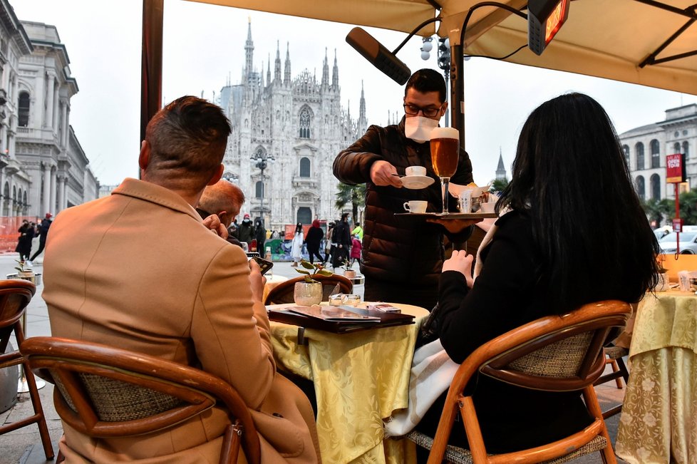 Italové se mohli vrátit do restaurací a barů, sedět smí jen venku. Na snímku jsou hosté restaurací v Miláně (6. 2. 2021)