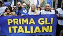 Demonstranté během anti-fašistického protestu v Milánu. "Italové první", znělo ulicemi