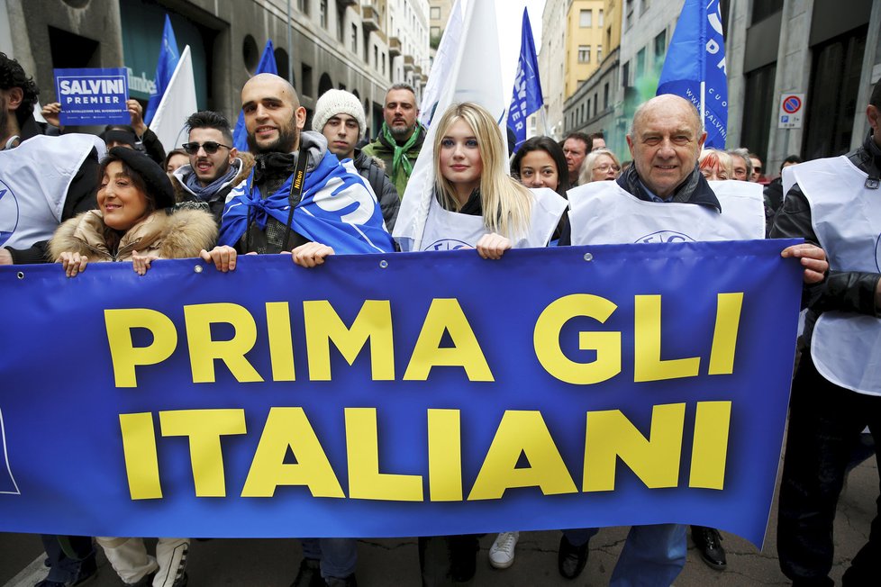 Demonstranté během anti-fašistického protestu v Milánu. &#34;Italové první&#34;, znělo ulicemi