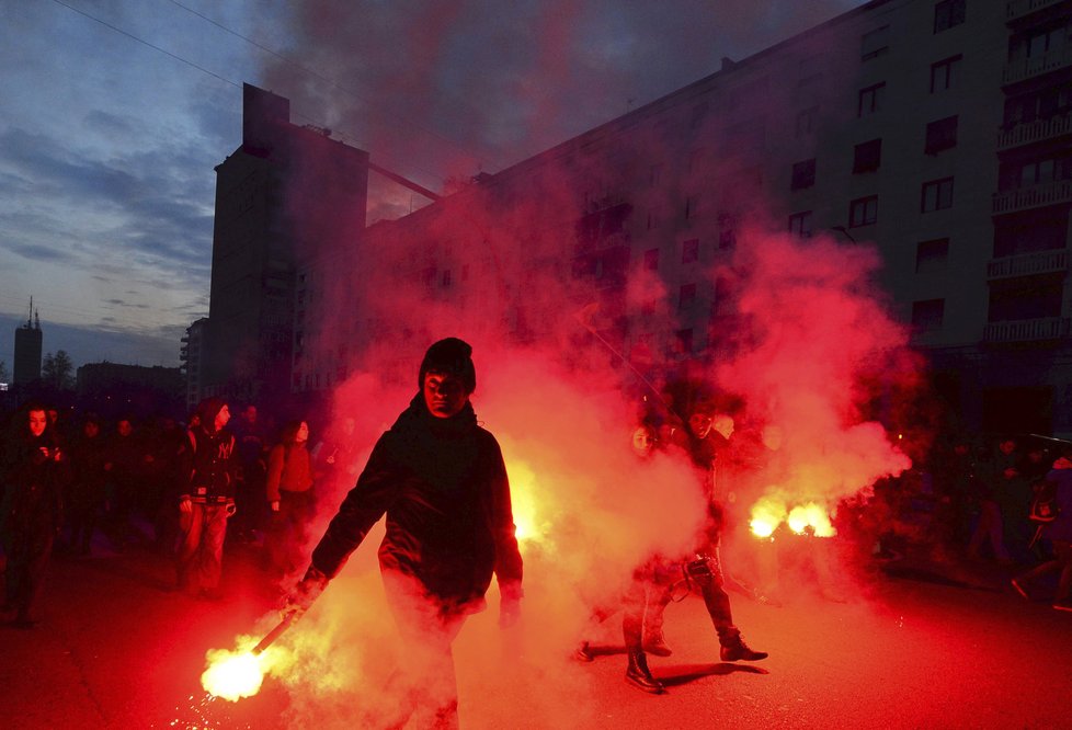 Volbám předcházely anti-fašistické demonstrace. Jedna z největších se uskutečnila v Milánu.