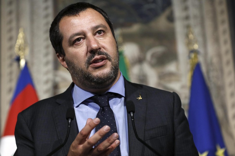 Italský ministr vnitra Matteo Salvini rád nosí uniformy, kritizuje ho za to opozice i bezpečnostní složky.