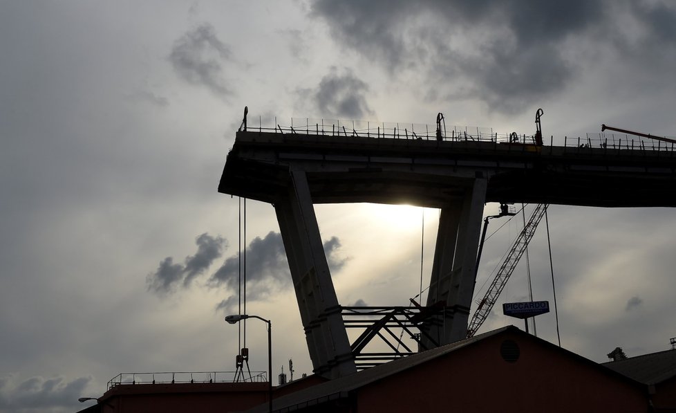 Technici v pátek v Janově začali demolovat západní část mostu, který se loni v srpnu částečně zřítil. Neštěstí si tehdy vyžádalo 43 mrtvých a desítky zraněných. (08.02.2019)