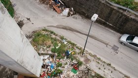 Na neapolském předměstí Scampia, které se v uplynulých letech dostalo do obecného povědomí díky seriálu Gomora o místní mafii, začala demolice dalších tří výškových budov. Předměstí se chce zbavit své minulosti notoricky provázané s organizovaným zločinem.