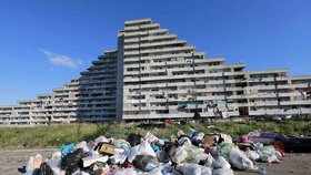 Na neapolském předměstí Scampia, které se v uplynulých letech dostalo do obecného povědomí díky seriálu Gomora o místní mafii, začala demolice dalších tří výškových budov. Předměstí se chce zbavit své minulosti notoricky provázané s organizovaným zločinem.