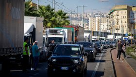 Zaparkované kamiony během protestu řidičů nákladních vozidel proti vysokým cenám pohonných hmot v italské Neapoli (20. 10. 2026)