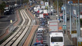 Zaparkované kamiony během protestu řidičů nákladních vozidel proti vysokým cenám pohonných hmot v italské Neapoli (20. 10. 2026