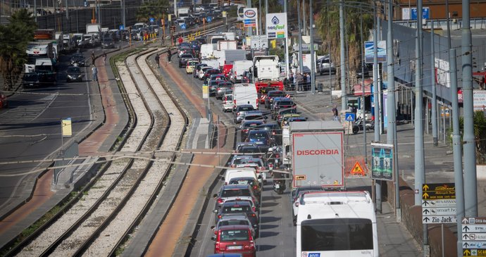 Zaparkované kamiony během protestu řidičů nákladních vozidel proti vysokým cenám pohonných hmot v italské Neapoli (20. 10. 2026