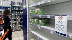 Prázdné regály v supermarketu v italské Neapoli. Obchod se zákazníkům omlouvá za nedostatek zboží způsobený pokračující stávkou řidičů kamionů (20. 10. 2026)