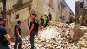 U Neapole se zřítila budova: Záchranáři z trosek vytáhli 3 živé lidi