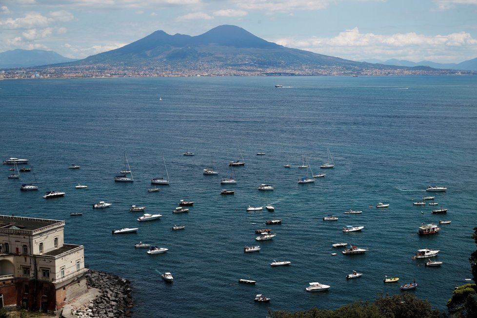 Italové vyrazili k moři. Kolem Neapole bylo na plážích plno.