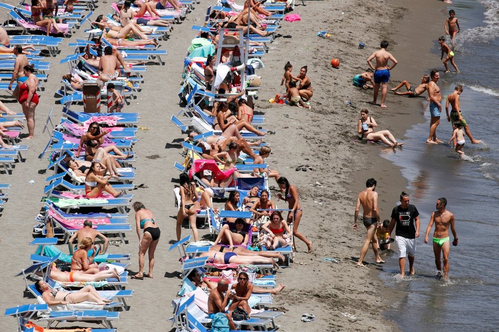 Italové vyrazili k moři. Kolem Neapole bylo na plážích plno.