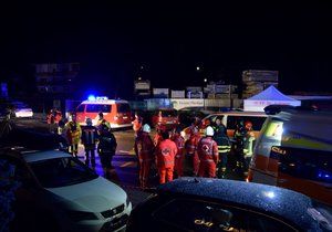 Auto vjelo na severu Itálie do skupiny Turistů, šest lidí zemřelo. Na místě zasahovalo 160 záchranářů. (5.1.2019)